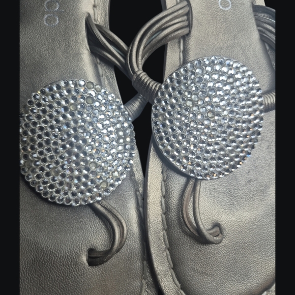 Bernardo Sparkle Medalian Sandals In Leather- Get Your Sparkle On!Size 9